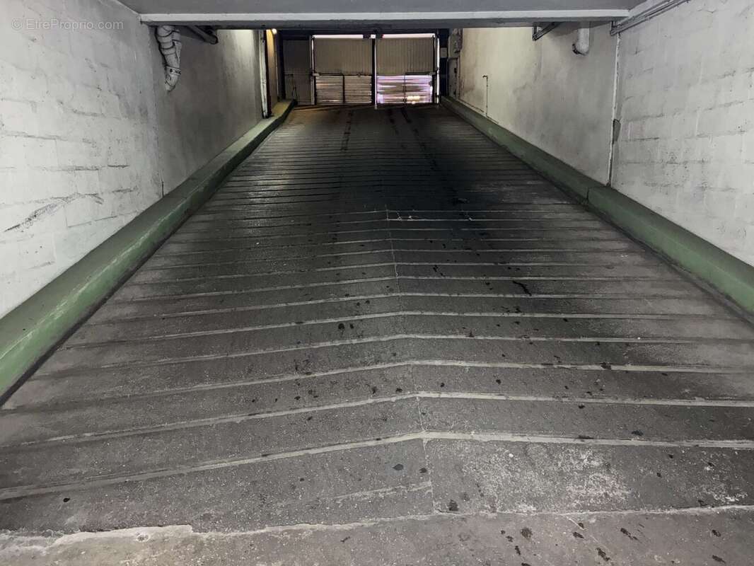 Parking à PARIS-11E