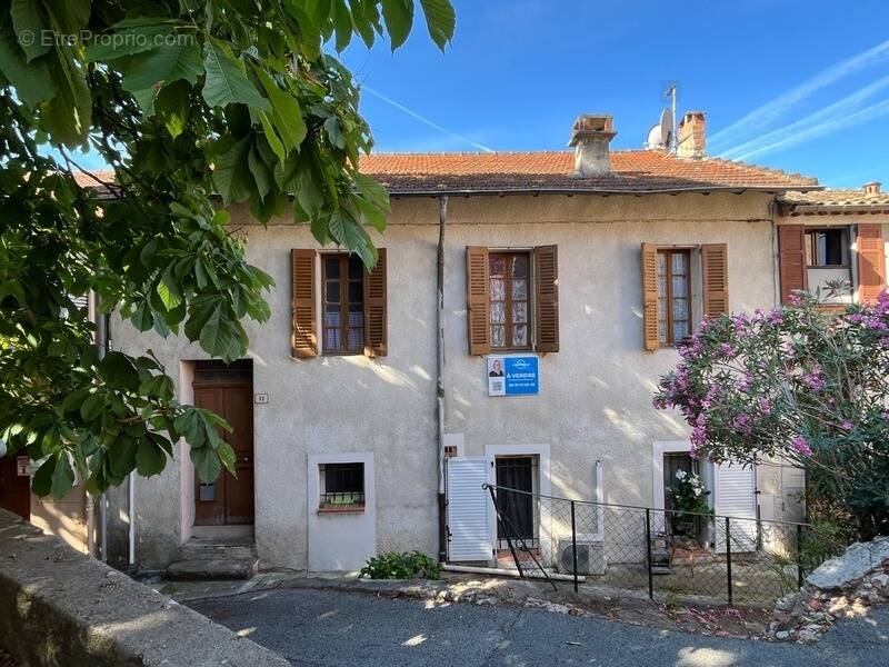 Appartement à BAGNOLS-EN-FORET
