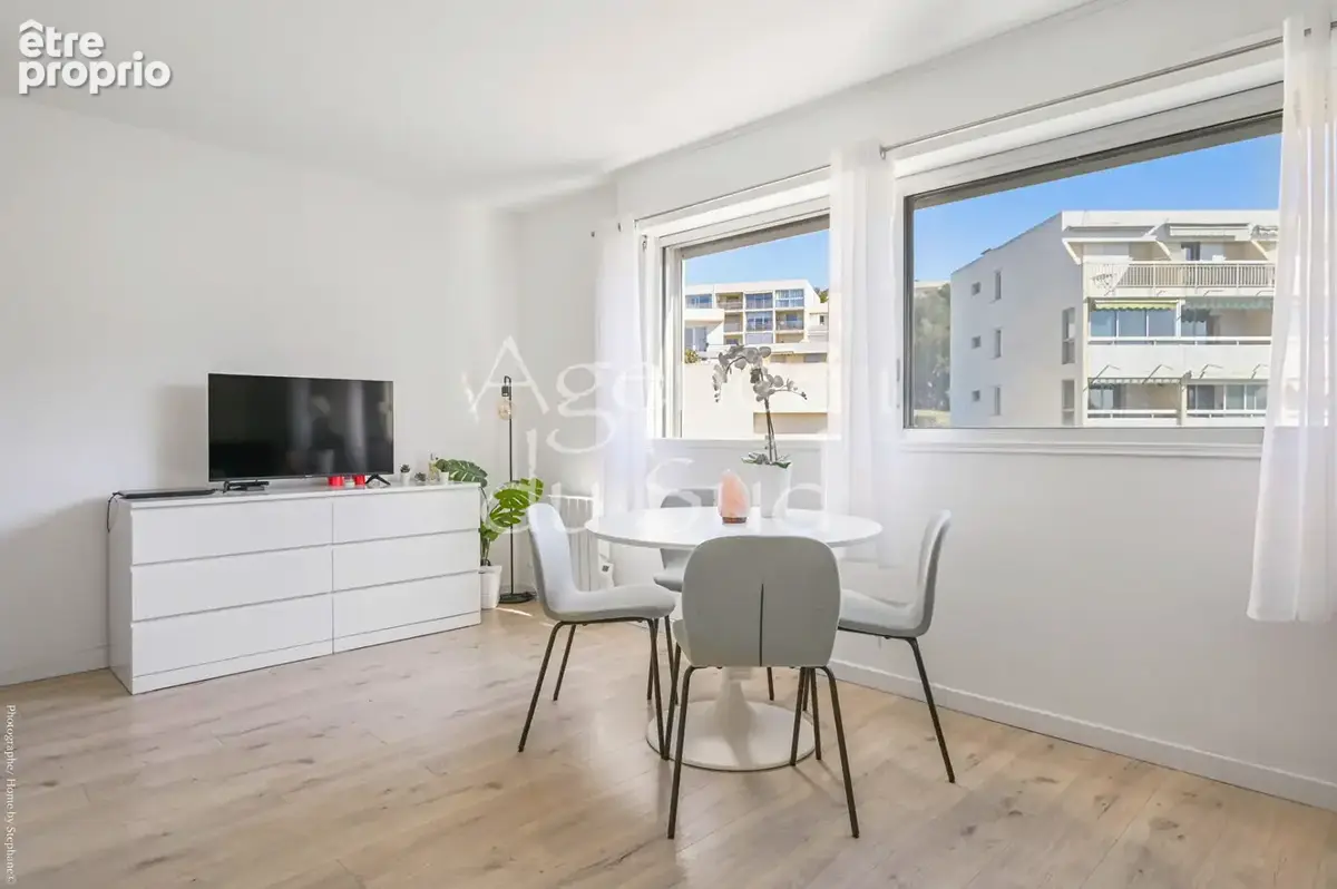 EXCLUSIVITE - Studio entièrement rénové avec une place de stationnement. - photo 2
