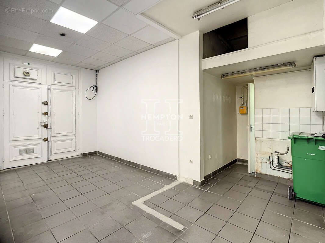 Commerce à PARIS-8E