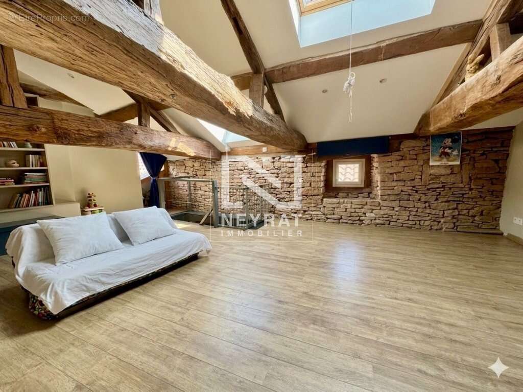 Une maison en pierre pleine de charme, avec sa terrasse suspendue, son jardin intime et ses nombreuses dépendances - photo 7