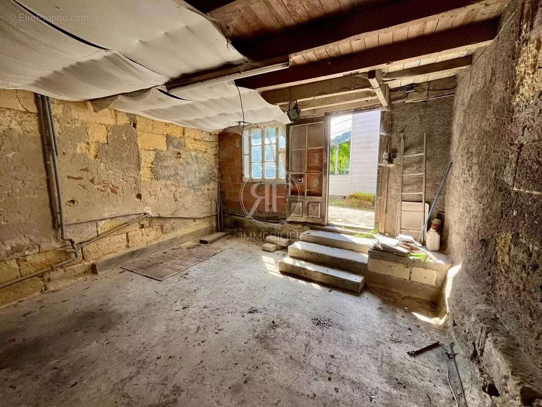 Maison à PETIT-PALAIS-ET-CORNEMPS