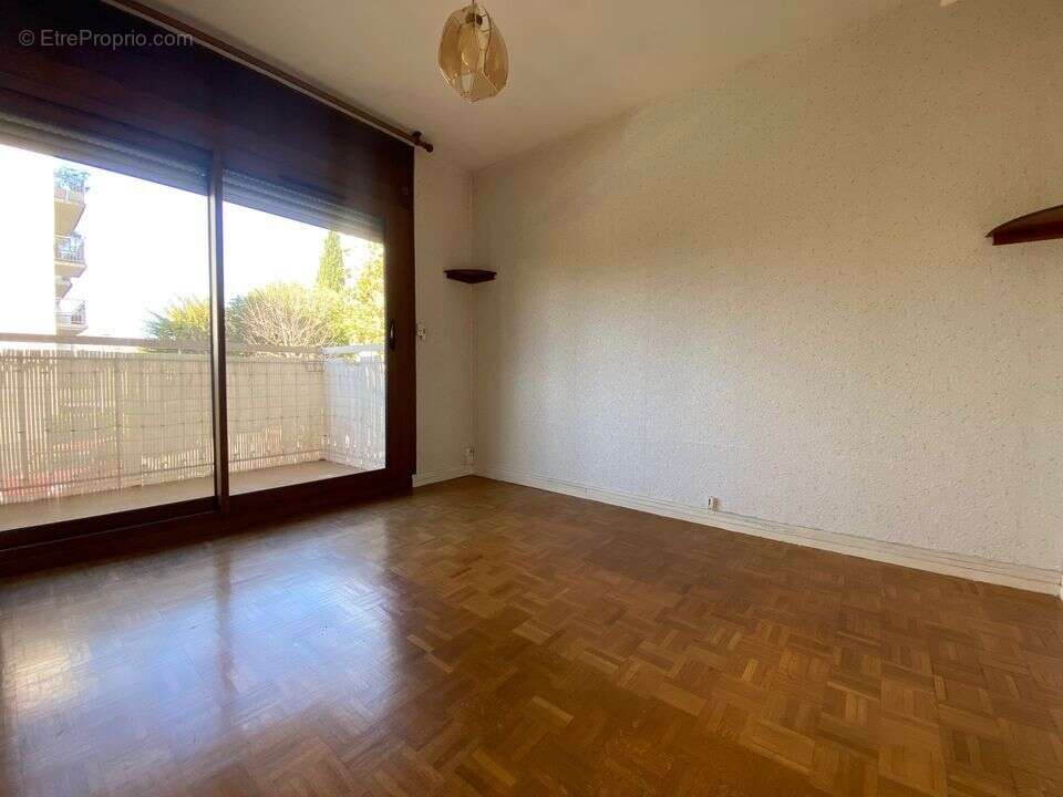 T3 + TERRASSE + LOGGIA + PLACE PARKING + CAVE / 13013 - Appartement à MARSEILLE-13E