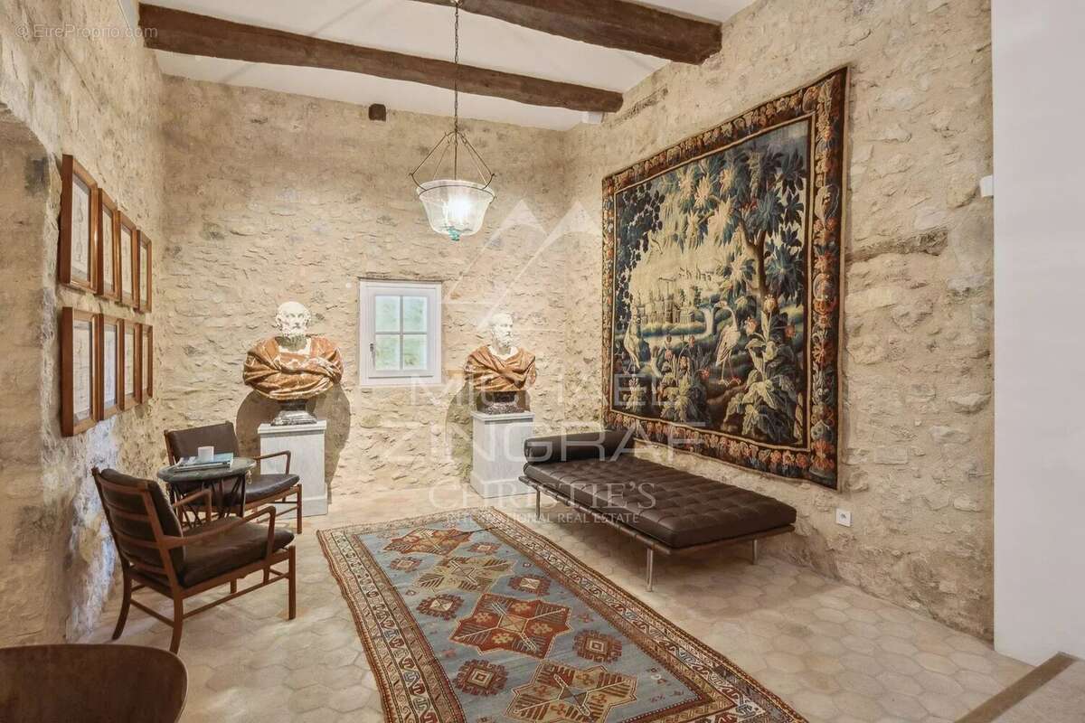 Maison à CHATEAUNEUF-GRASSE