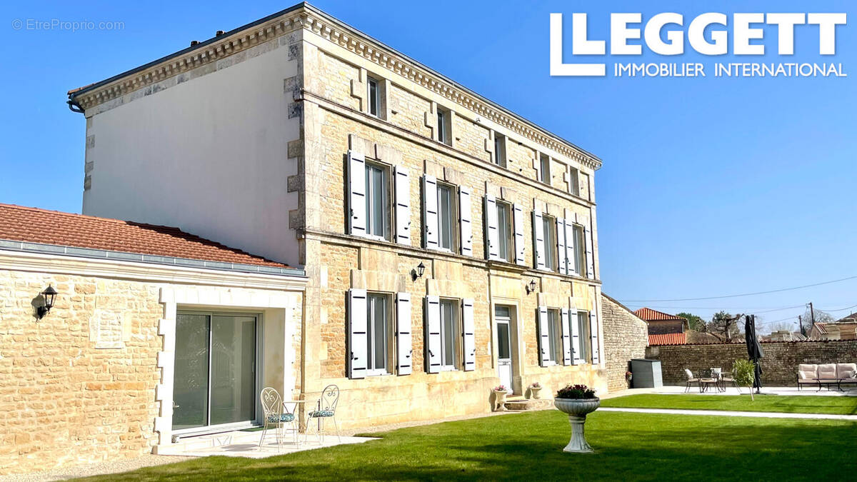 Maison à AIGRE