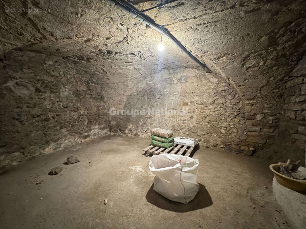 Maison de ville   découpée en 2 logements avec garage et cave - photo 16