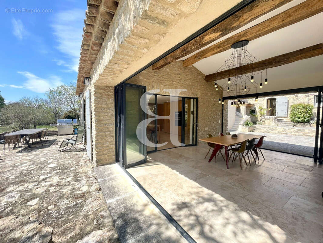 Maison à MENERBES