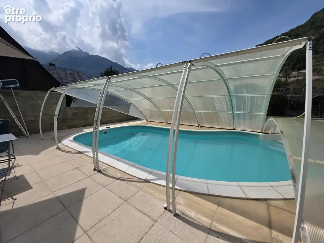 Maison familiale avec piscine couverte, grand terrain clos et belle vue montagne - photo 15