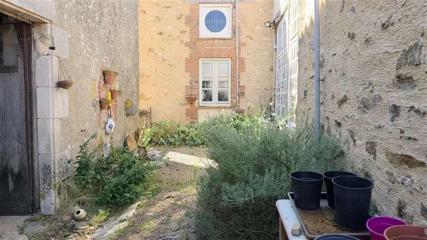 Maison à SAINT-MARTIAL-SUR-ISOP