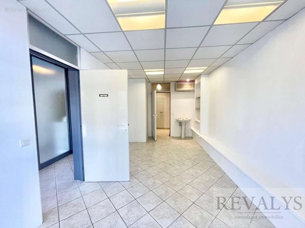Alpes maritimes (06) - antibes proche centre ville - a vendre local commercial /bureaux - photo 2