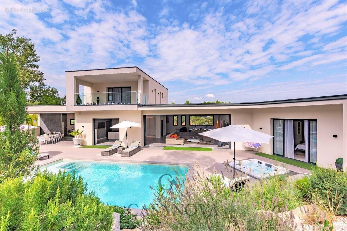 Maison à SAINT-CLEMENT-DE-RIVIERE