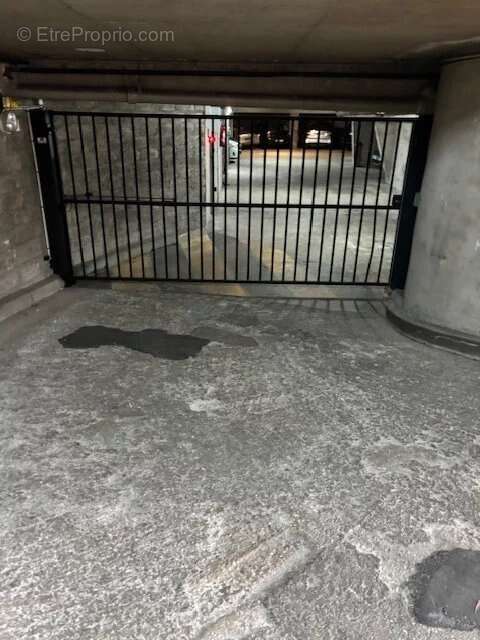 Parking à PARIS-17E