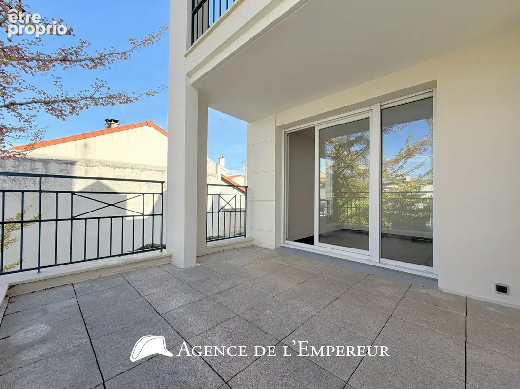 2 pièces de 49 m2 avec terrasse, parking et cave. - photo 2