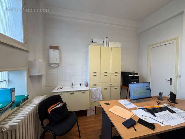 AUTUN, en centre ville, local professionnel ou commercial  en RDC. - photo 4