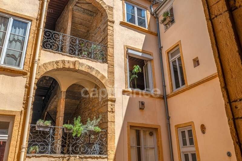 Appartement à vendre 4 pièces LYON 1ER ARRONDISSEMENT (69) - photo 3