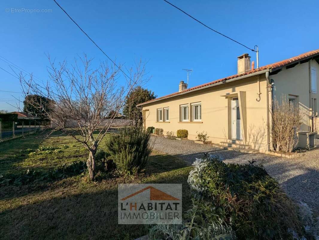 Maison à PINS-JUSTARET