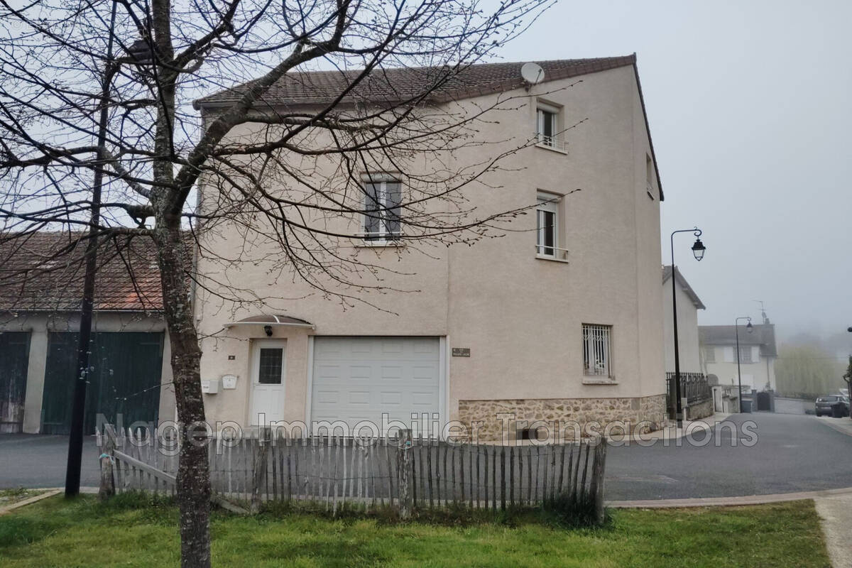 Maison à LE MAYET-DE-MONTAGNE