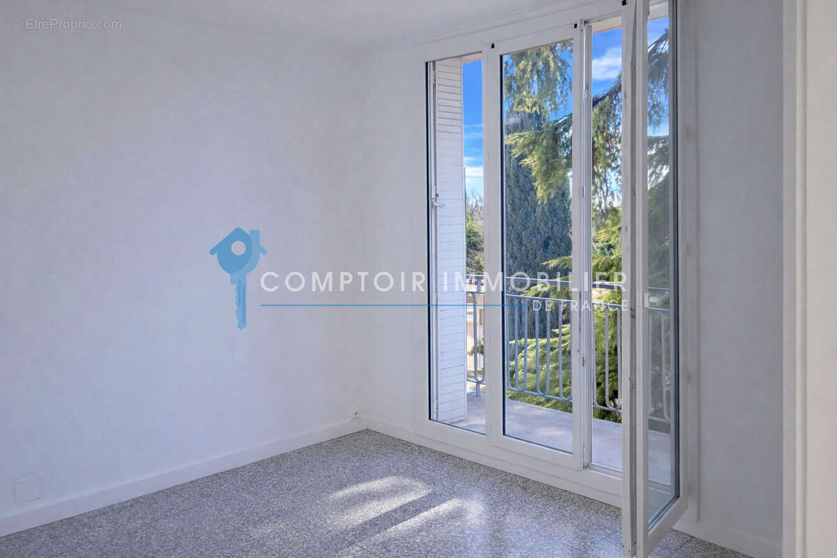Appartement t4 (2 chambres) climatise, double vitrage, traverant, avec ascenseur, balcon, loggia, cave, parkin - photo 2