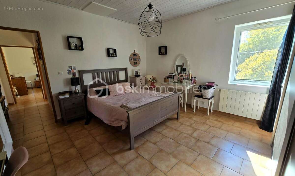 Maison à SAINT-JULIEN-DE-PEYROLAS