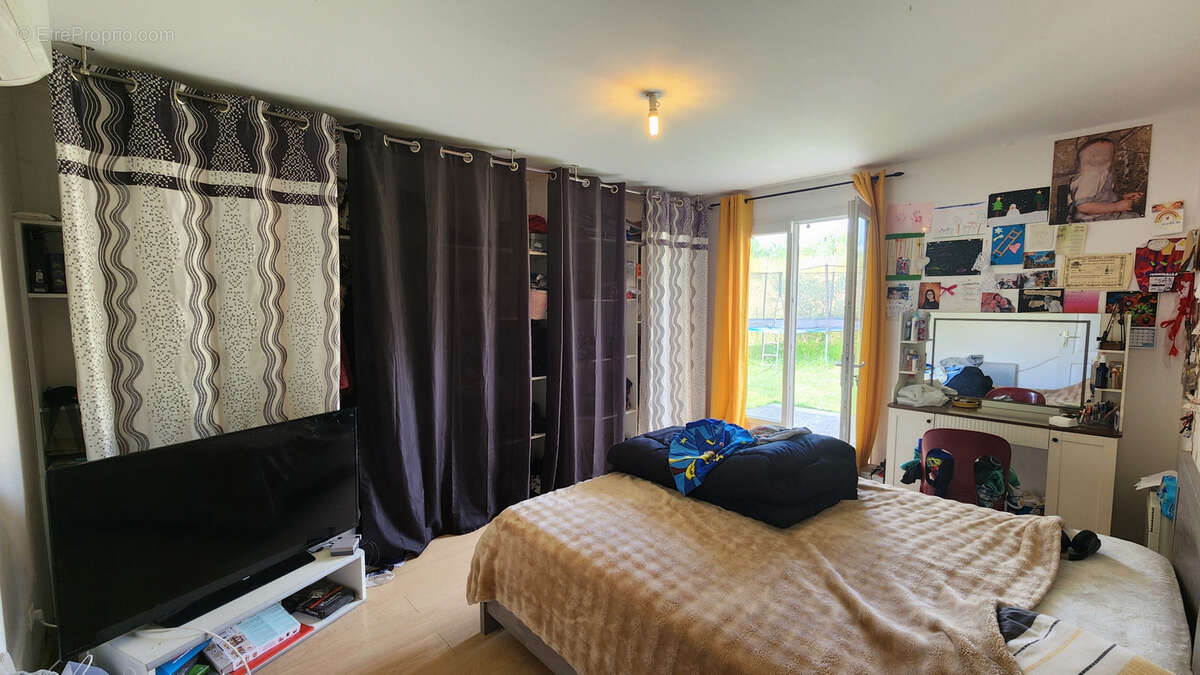 Maison à SAINT-YZAN-DE-SOUDIAC