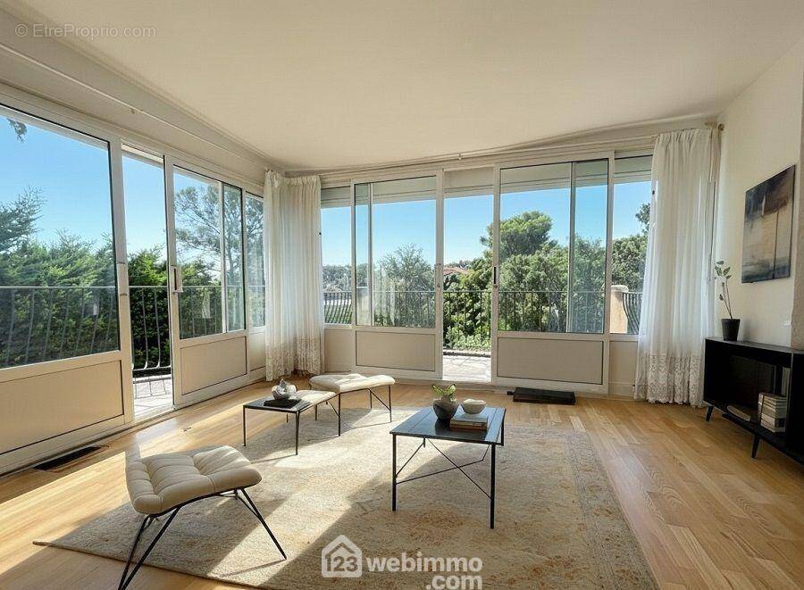 Séjour lumineux ouvert sur la terrasse et bénéficiant d'une agréable vue dégagée sur la verdure. - Appartement à FREJUS