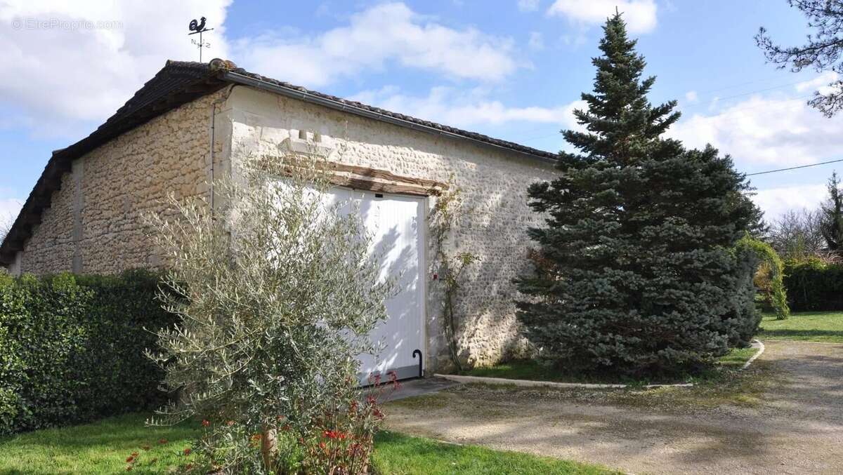 Longère   de 180 m² offrant 3 chambres avec un terrain 1410 m² - photo 23