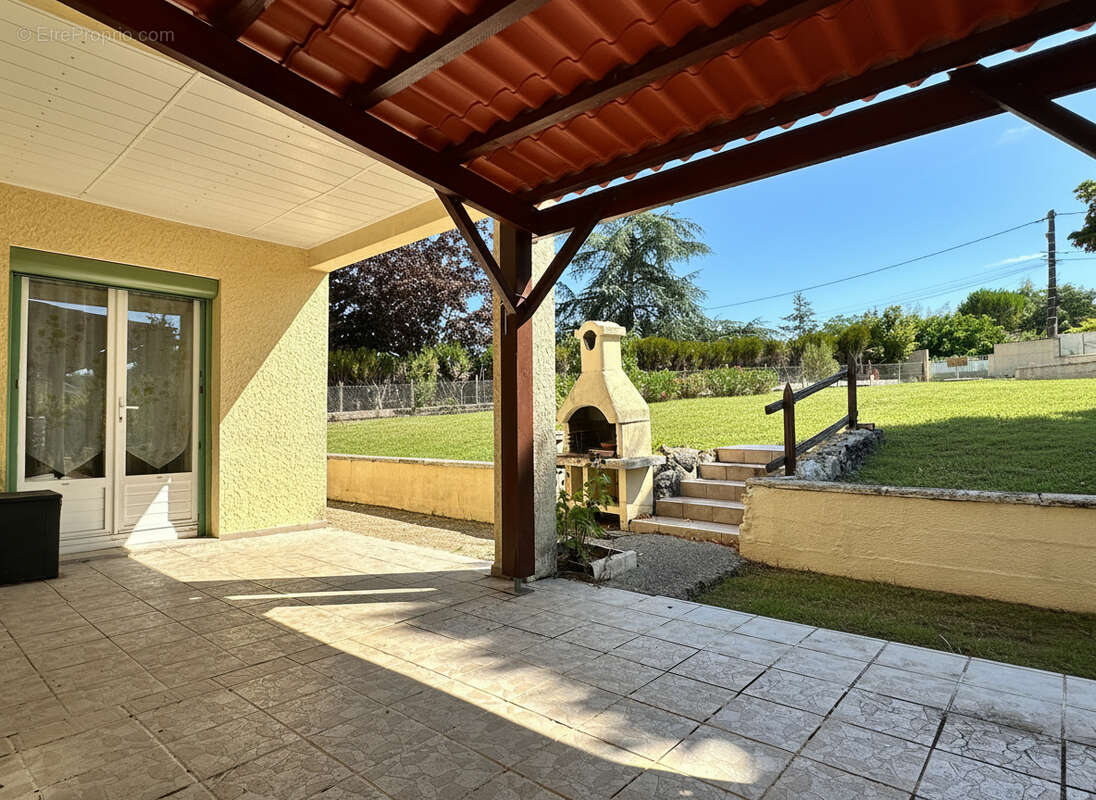 Maison de plain pied 131 m2 avec 1600m2 de jardin à Puymoyen - photo 8