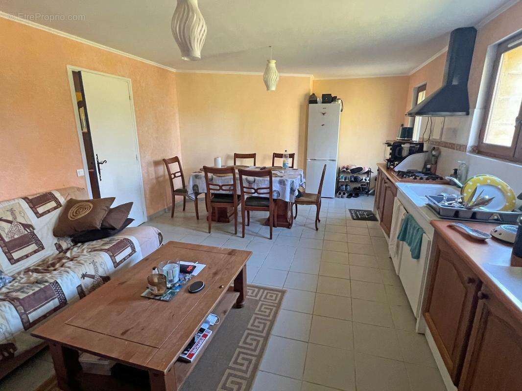 Maison à EGLISE-NEUVE-DE-VERGT