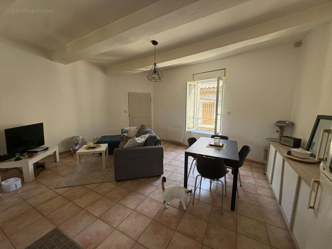 Immeuble composé de deux appartements et d'un garage au coeur de l'Enclave des papes - photo 2