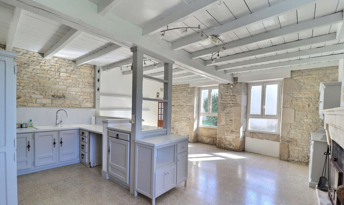 Propriété de caractère   260 m2 - Charme et élégance à Vouhé - photo 3