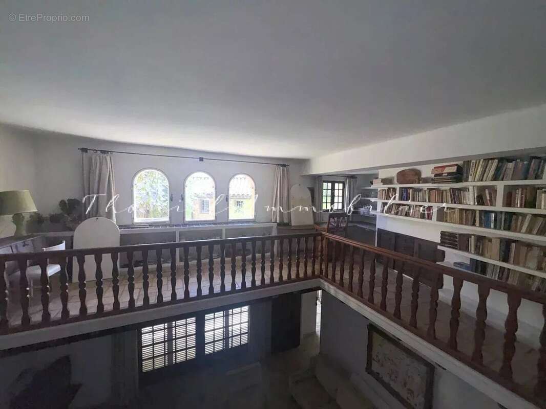 À vendre dans le village de Grimaud : Ensemble de deux maisons de village à rénover, avec terrasses et jardinet - photo 4