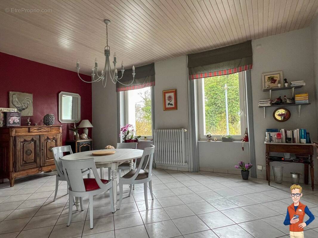 SEJOUR -SALLE A MANGER - Maison à BOURBRIAC