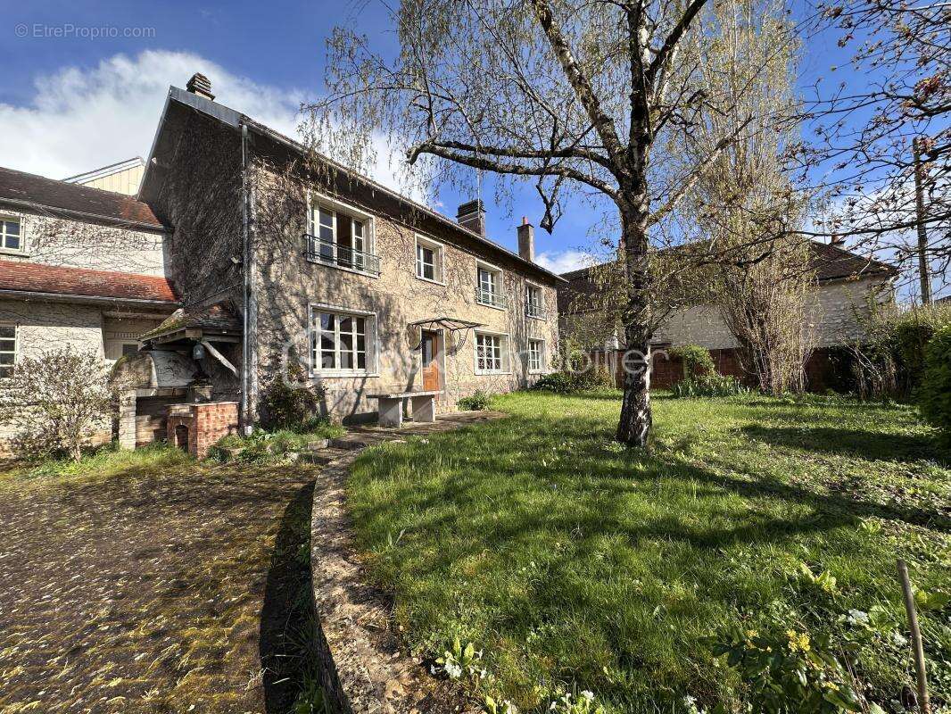  Belle maison familiale à Tronchoy  - photo 2