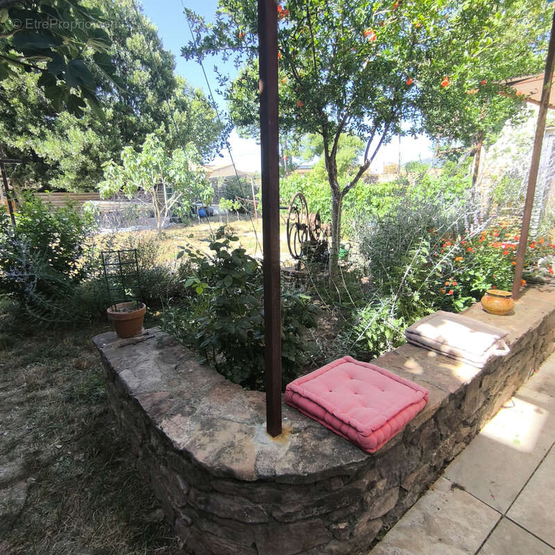 Maison  de charme en pierre avec jardin clos et parking privé - photo 22