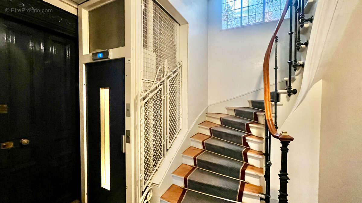 Appartement à PARIS-16E