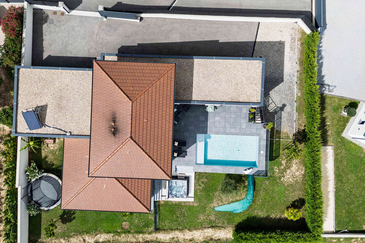 Maison à LA TOUR-DE-SALVAGNY