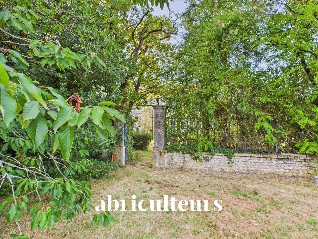 Maison à VILLENEUVE-LA-COMTESSE