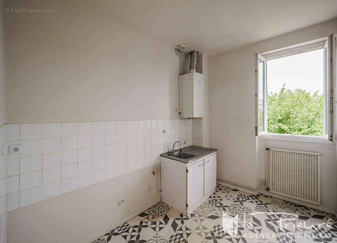 À deux pas de Pelloutier, maison de ville avec jardin, garage et potentiel d'aménagement - photo 8