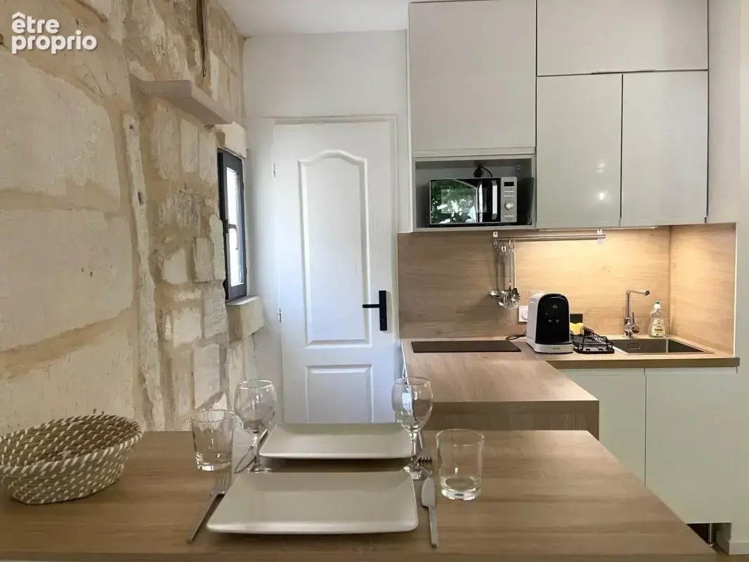 Aigues-mortes intra-muros – studio 23 m² entièrement rénové – vue exceptionnelle sur la place saint-louis - photo 4
