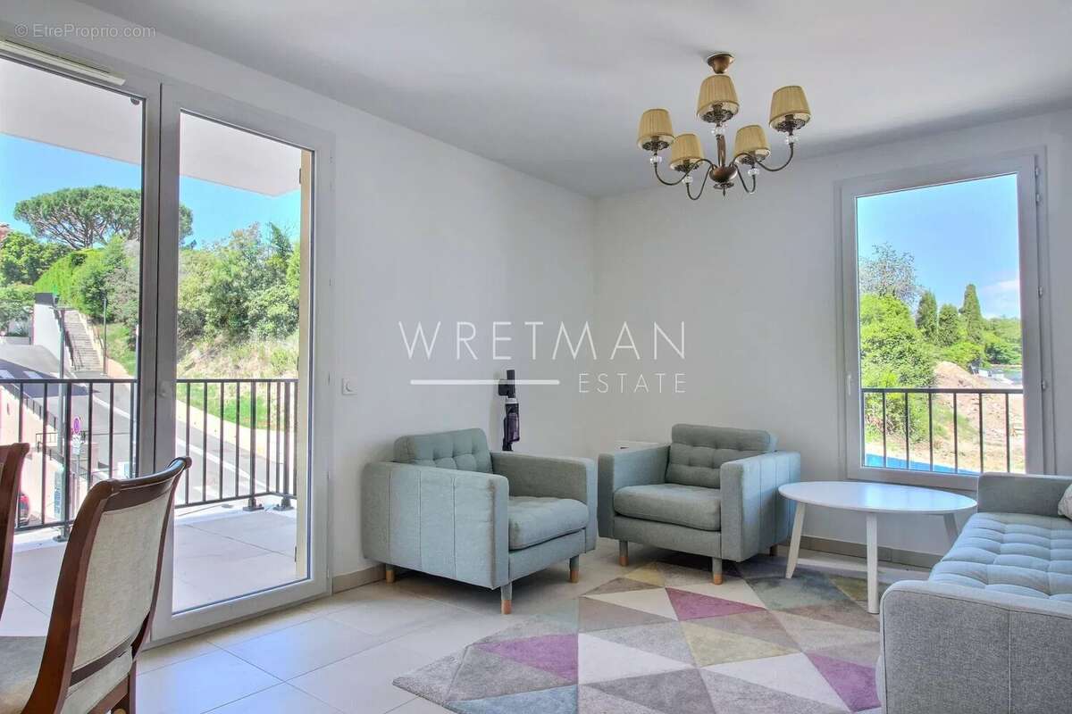 Appartement à LA ROQUETTE-SUR-SIAGNE