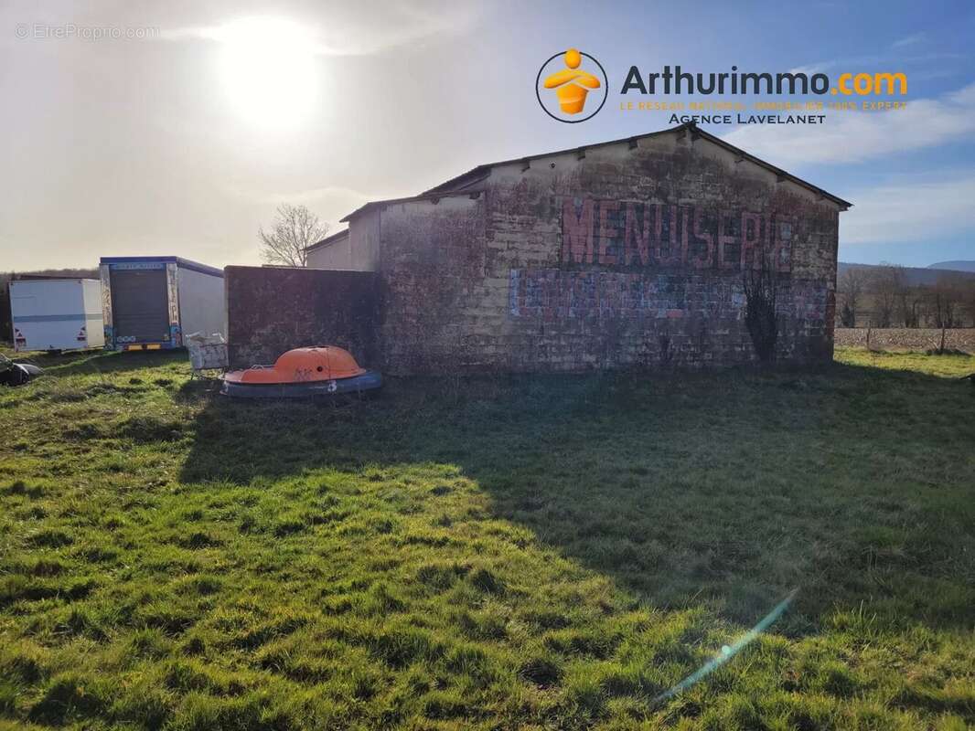 Commerce à LAROQUE-D'OLMES