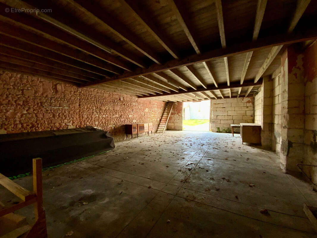 Parking à SAINT-GENIS-DE-SAINTONGE