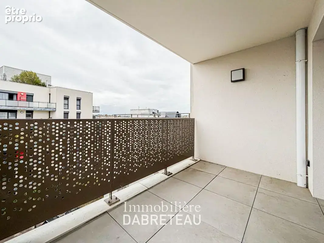 Vaulx en Velin - T4 de 75m2 en dernier étage avec grand balcon - photo 8