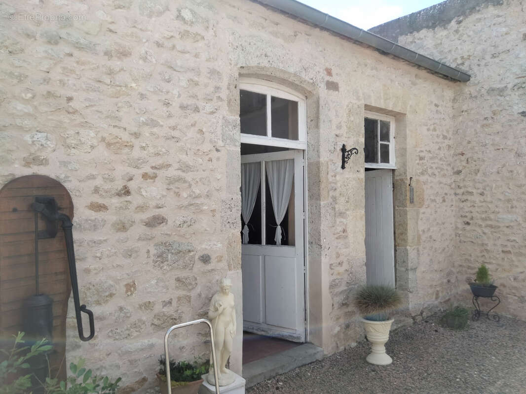 Maison de caractère de 153 m2 à Auxy   Beaux volumes, dépendances et jardin - photo 3