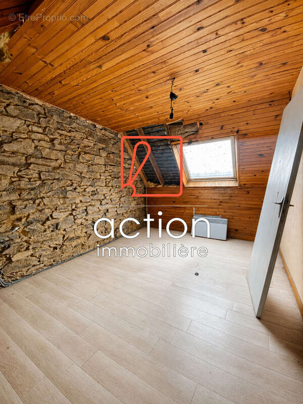 Maison à LA ROCHE-DERRIEN