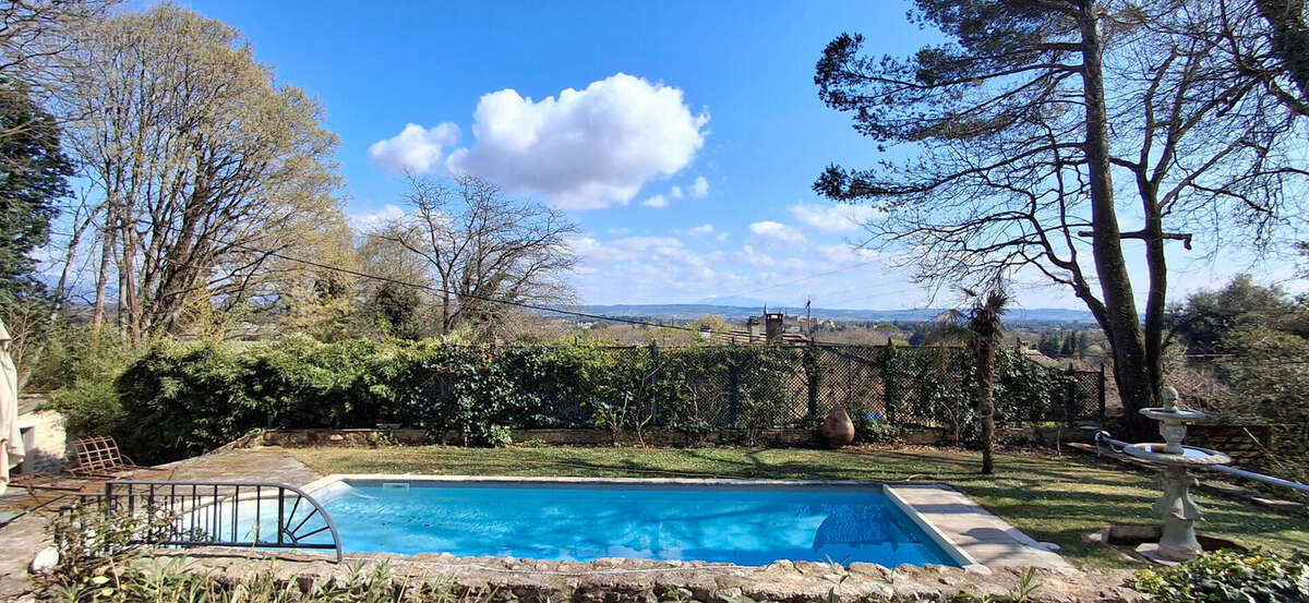 Mas avec piscine, 1 hectare de terrain et vue sur le village et proche commodités - photo 3