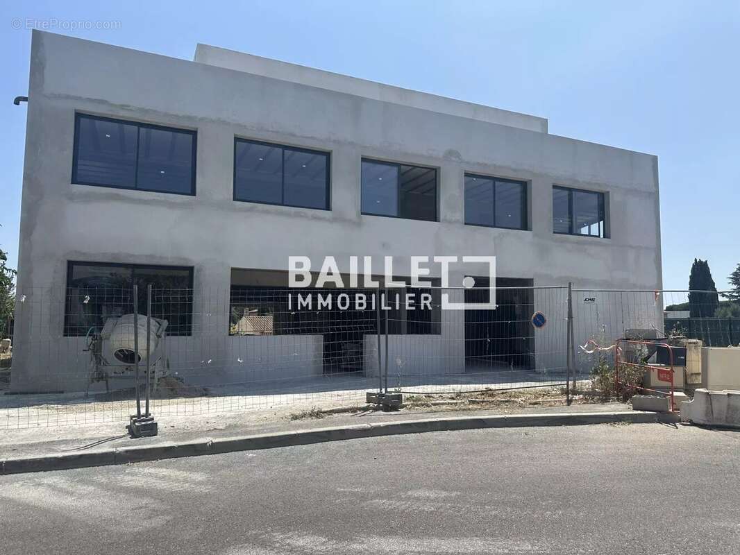 Vend à fréjus un immeuble neuf à usage de commerces et bureaux - photo 3