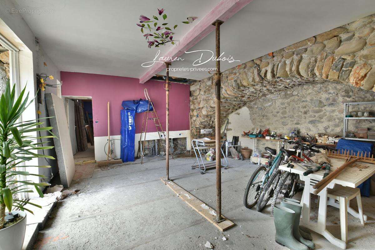 SERRES - Charmante maison de ville de 122 m² avec jardin, garages et dépendances - photo 15