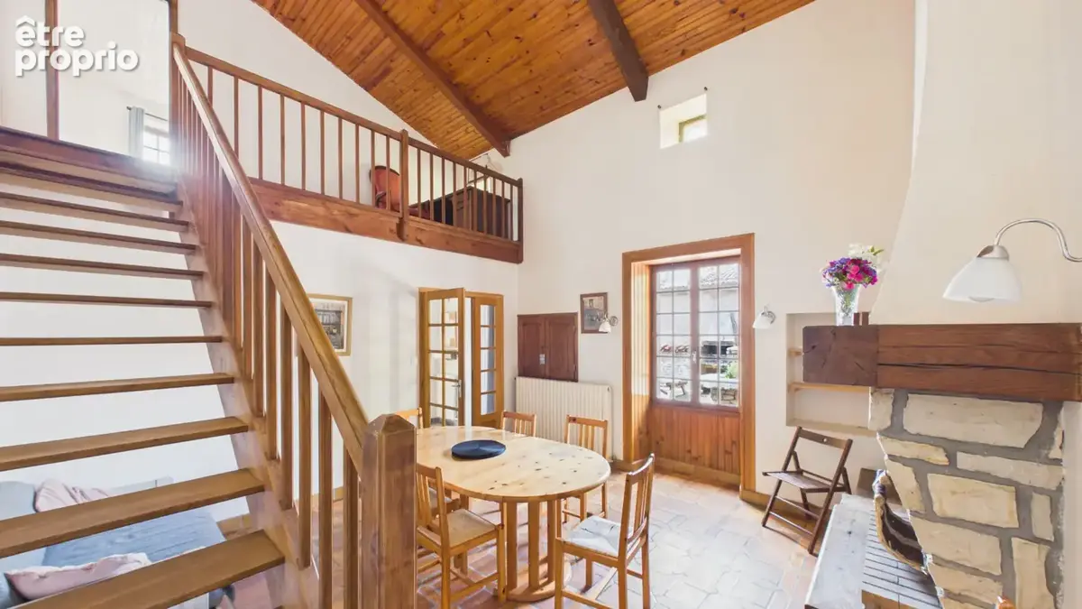 Maison de village française de caractère avec 4 chambres, jardin et dépendances - photo 8