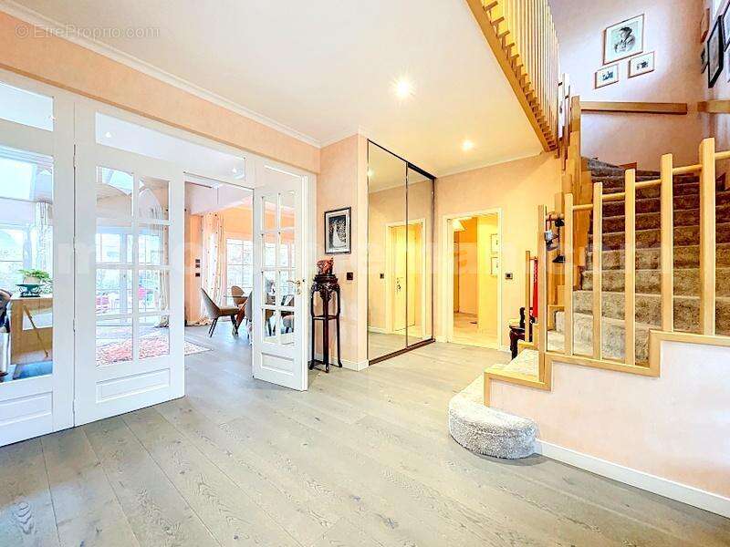 Maison_Ambilly_secteur_calme_7_pièces_rare_Atypique_Récente_frontière_Suisse_Genève_Tram_ceva_bus_SUPERBE_BEAUX_VOLUMES_FRONTALIERS_salon_séjour_cuisine_séparée_entrée_espace - Maison à AMBILLY